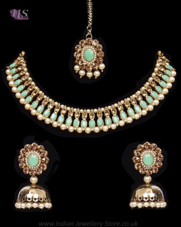 Delicate Indian Jewellery Set including Jhumki Earrings